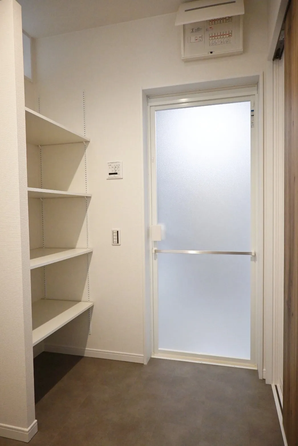 【浴室扉】開き戸はシンプルな見た目で空間をすっきり見せることができます。床に溝がなく掃除がしやすいのも 嬉しいポイントです。