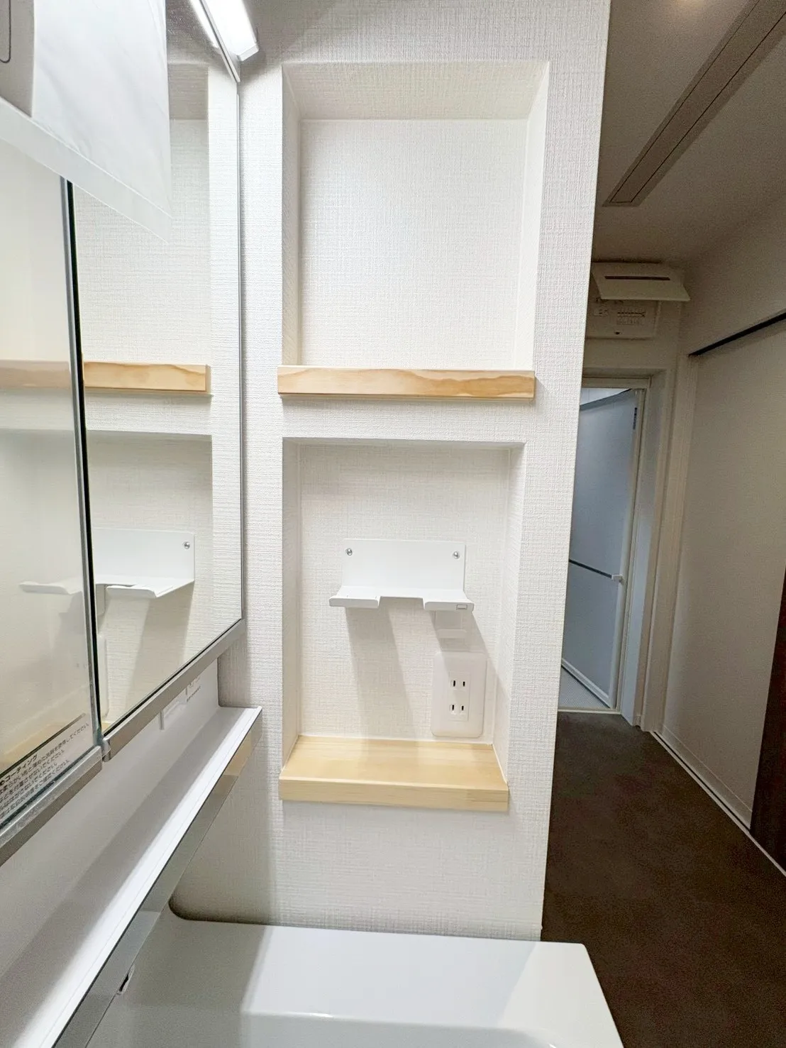 【ニッチ】ちょっとした物置きとして活躍する洗面ニッチ。下段にはドライヤー置きとコンセントを設置することでドライヤーの片付けがラクラク♪