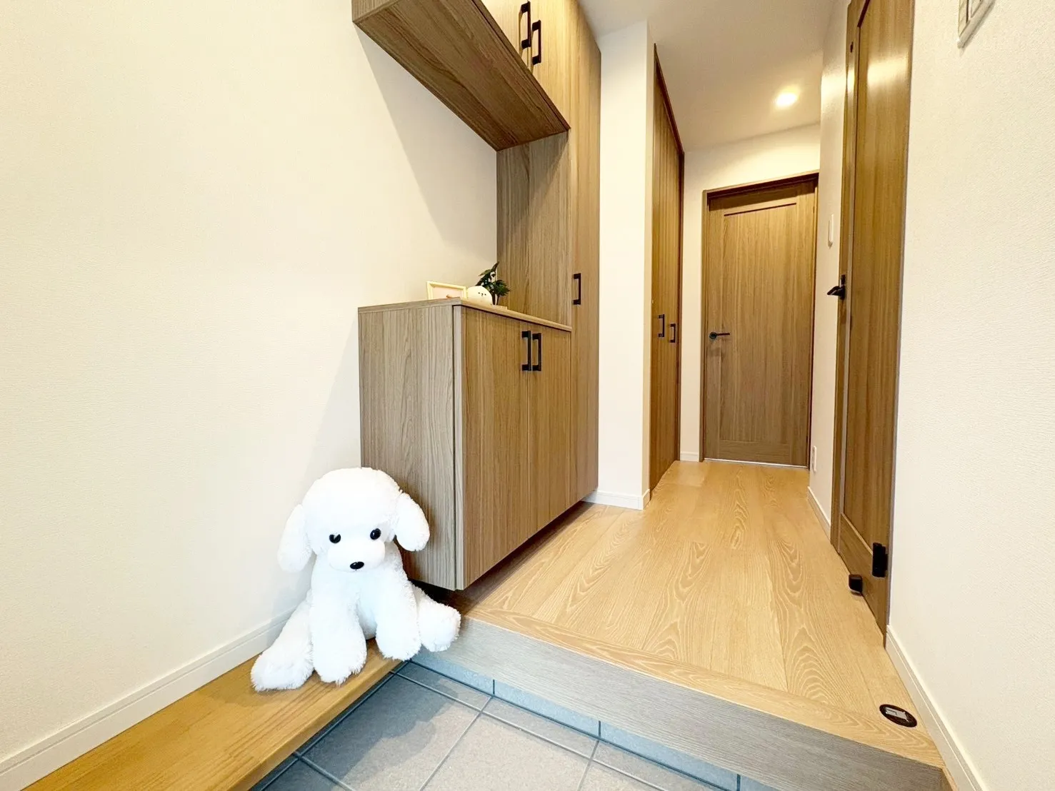 【玄関】ベンチがあるので座りながらラクに靴を履くことができます！