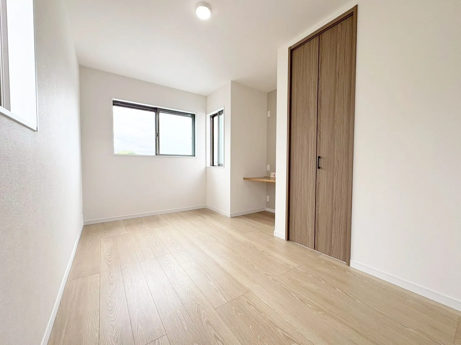 【洋室】窓から自然光が降り注ぐ明るいお部屋です♪