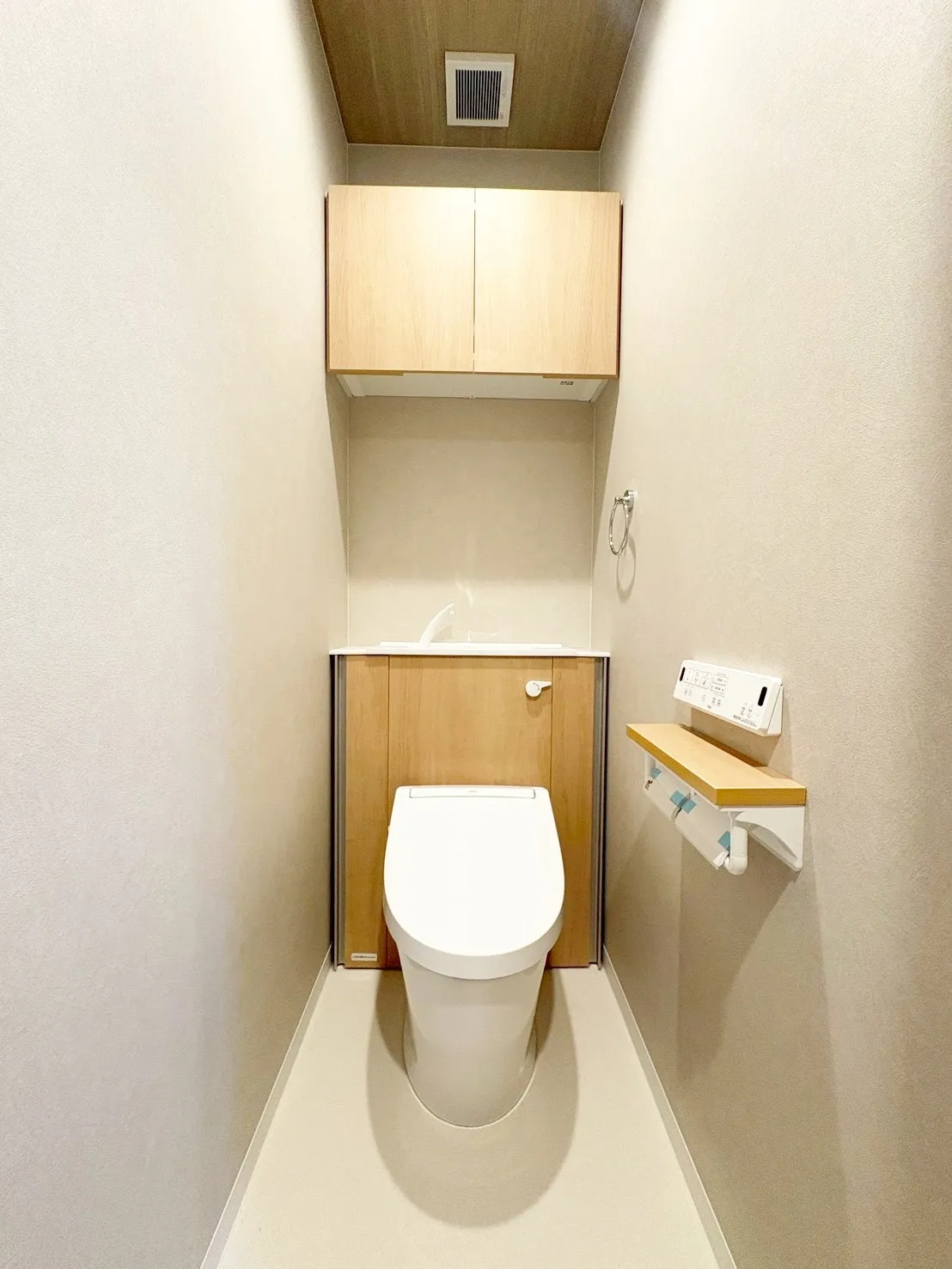 【トイレ】上部棚＆背面のサイドが収納となっているので、掃除用具やトイレットペーパー等の収納に便利です！